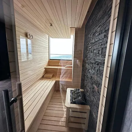 Grand Sapphire Casino 21 *